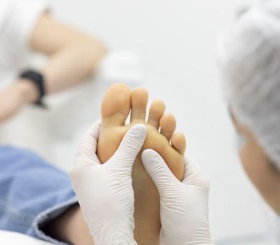 the-master-podologist-at-work-diagnostics-examin-2025-03-26-00-43-50-utc (1) (1)